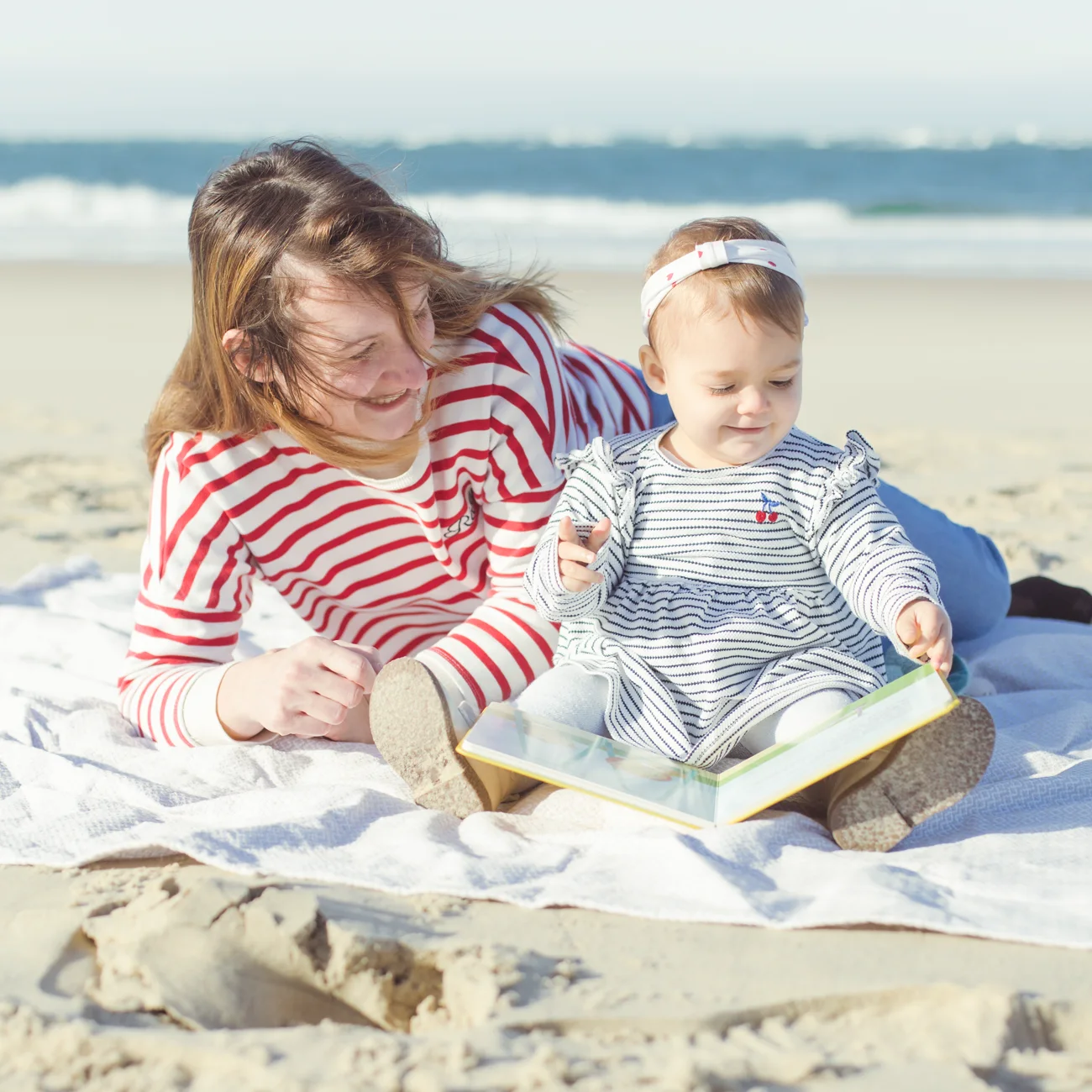 Séance photo bébé à la plage — maman et bébé, Amour et Lumière
