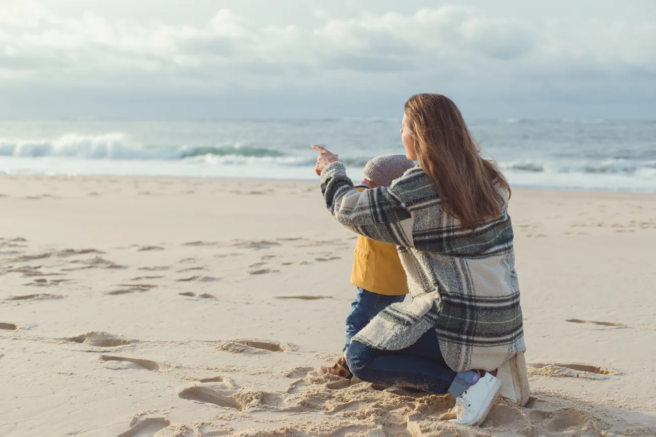 Séance photo maman et enfant à la plage — Amour et Lumière