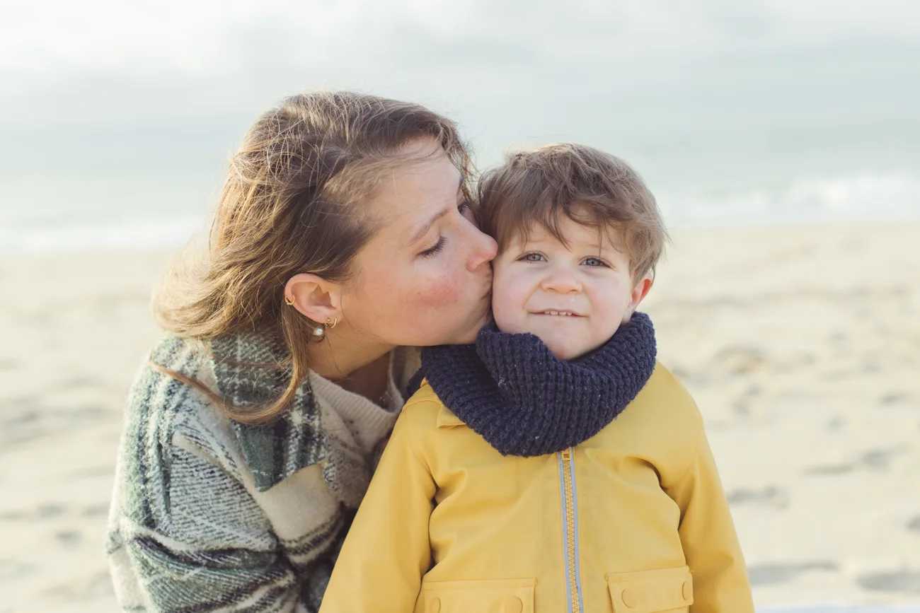 Séance photo maman et enfant à la plage — Amour et Lumière
